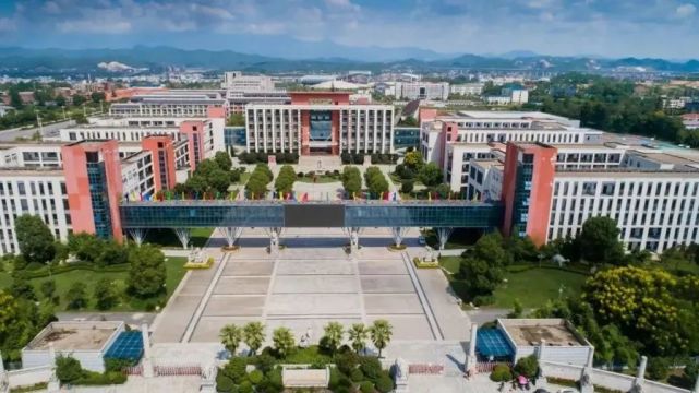 拥有上饶目前最好的两所学校:上饶市实验学校(原铁中)和上饶中学