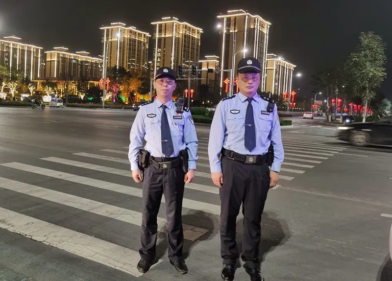 警察蓝"守护"中国红"是这个美好假期的忠诚底色坚守在这个与民同庆的