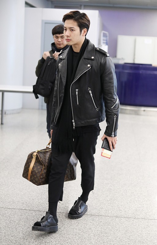 王嘉尔男性荷尔蒙爆棚身穿皮衣展现超强气场湿发造型是亮点