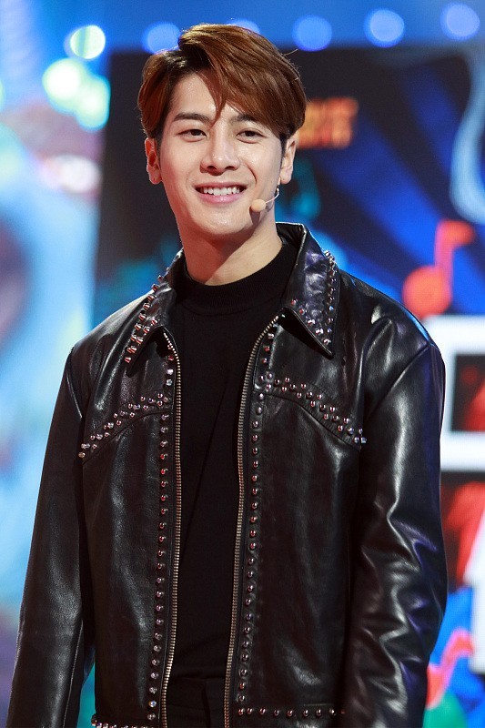 王嘉尔男性荷尔蒙爆棚身穿皮衣展现超强气场湿发造型是亮点