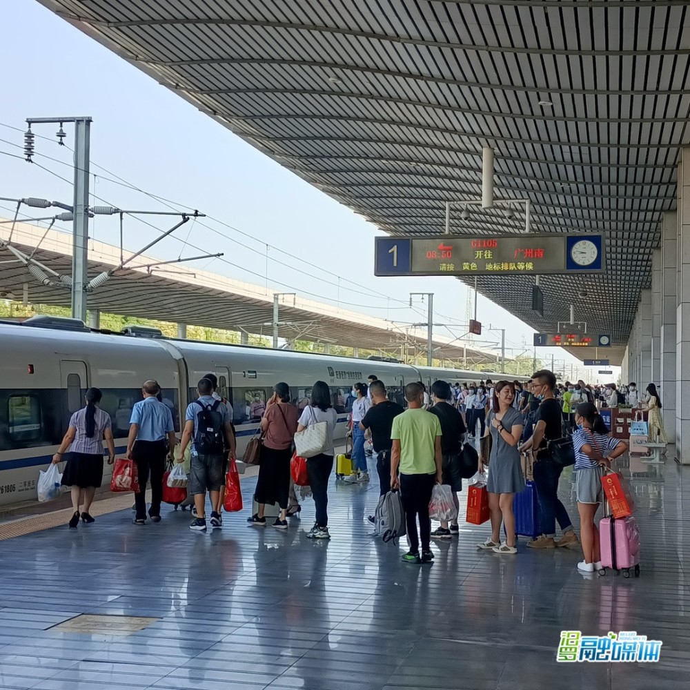 选择国庆长假举家出行,感受国庆欢乐气氛,汨罗东站的客流量明显增长