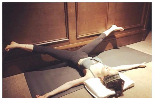 后来经过网络的巨大努力,我们发现王子文一直痴迷于瑜伽和健身,经常在