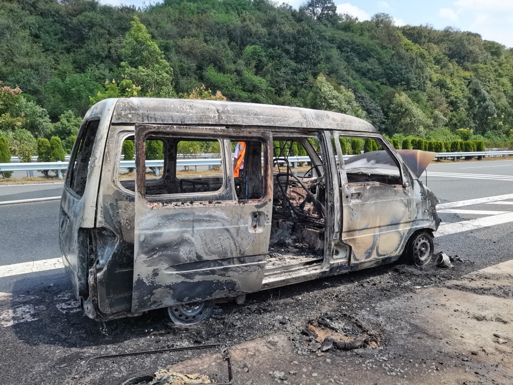 郴州一面包车行驶途中自燃还引燃绿化带,消防出动灭火