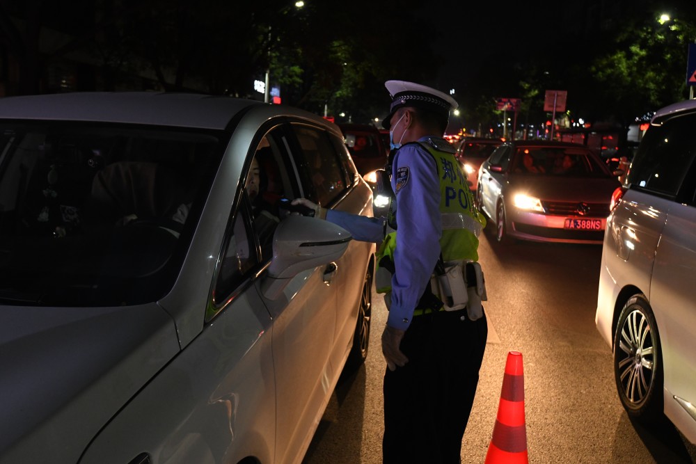 昨晚郑州新密交警互换场地查酒驾
