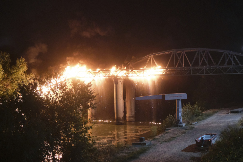 外代一线意大利罗马一处桥梁发生火灾受损