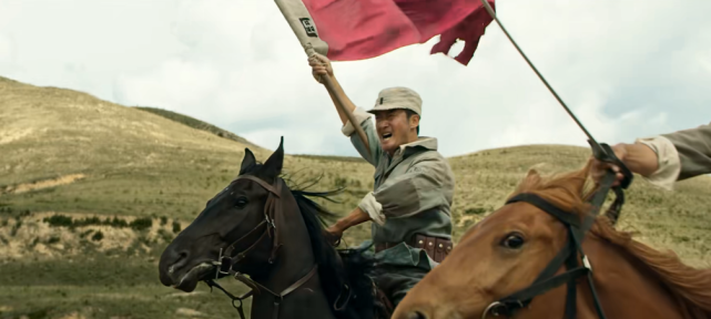 吴军手持红旗冲锋复刻《战狼》经典镜头,作为军旅片老粉,能从这支短片