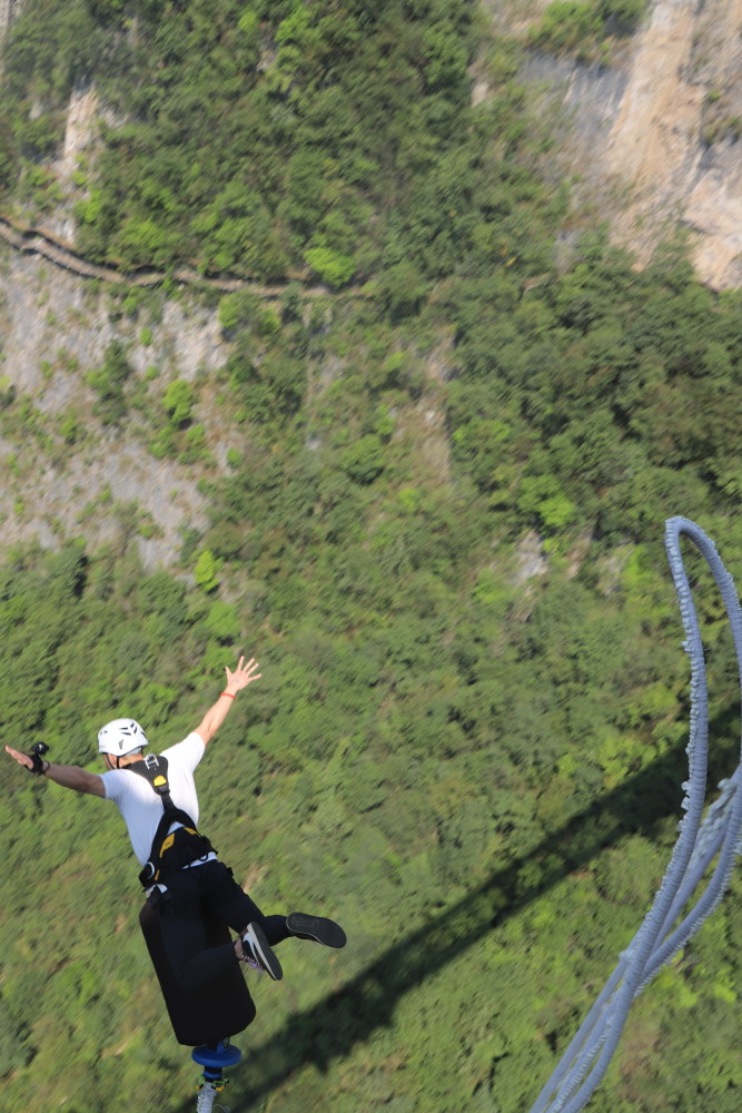 杭州小伙来湖南参加好哥们儿婚礼,顺便到张家界体验一把全世界最高