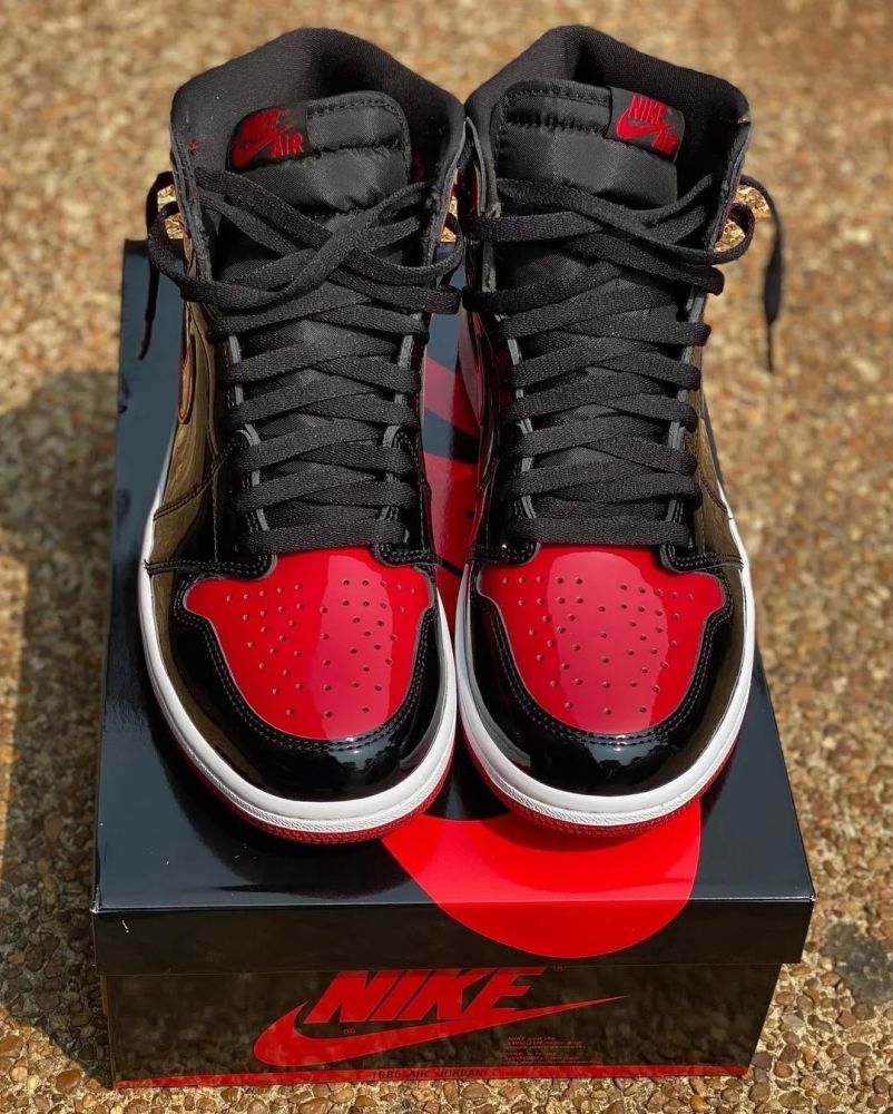 nike年底猛冲业绩aj1漆皮禁穿买鞋送挂件