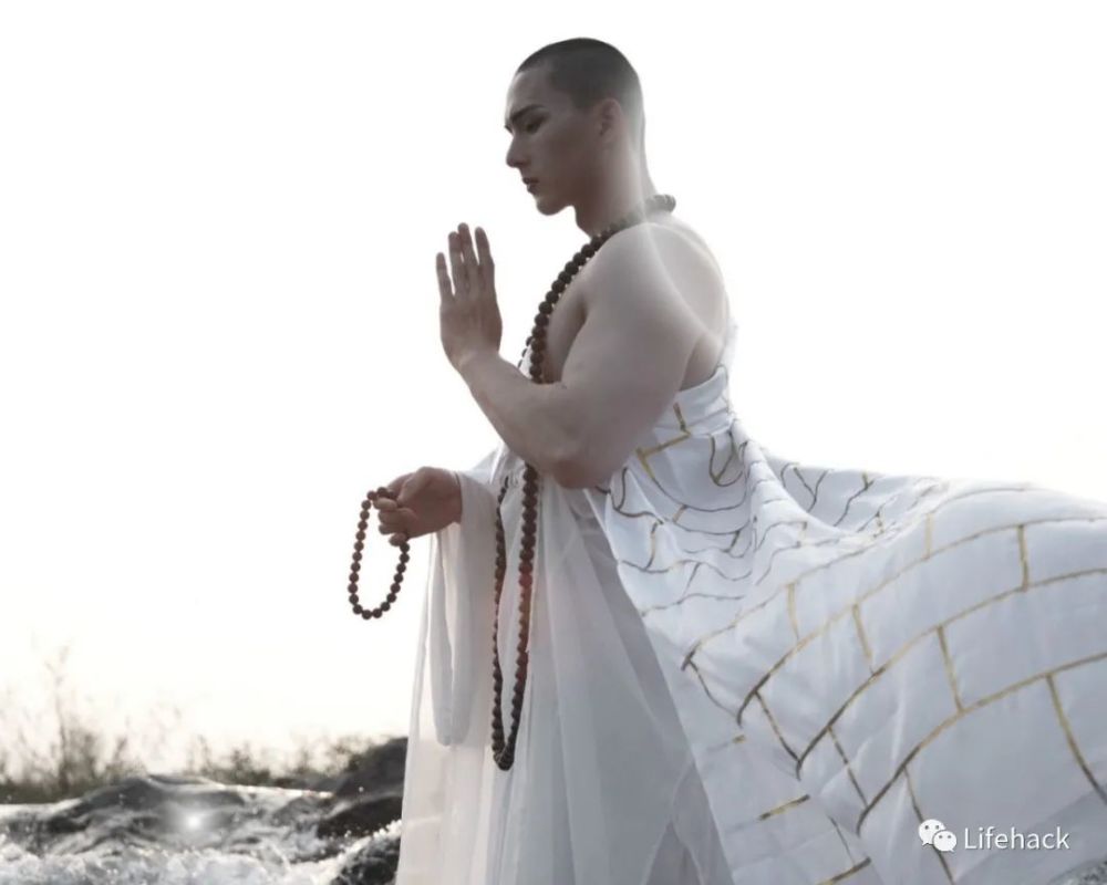 上海"肌肉菩萨"半裸秀肌肉,网友:让人想破戒!