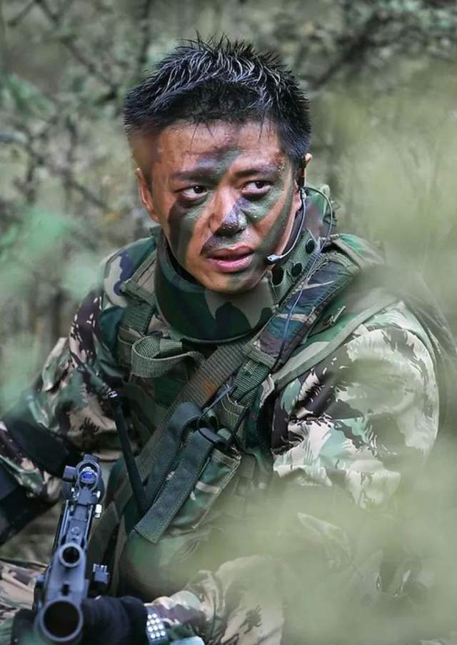 五位演过军人的男演员:吴京一身正气,李幼斌塑造经典_腾讯新闻