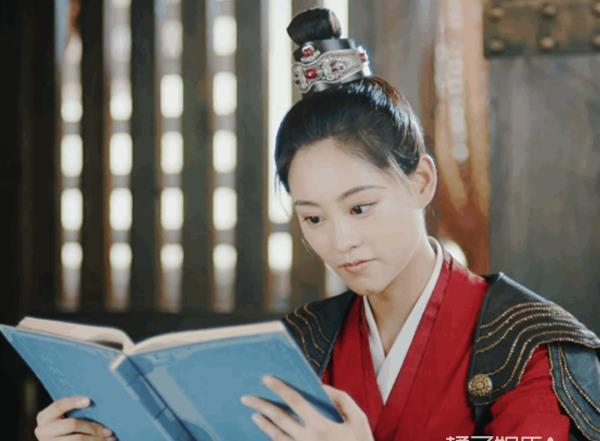 负责任,不然为什么她在《无心法师》里的反串就如此到位男性身材伪装