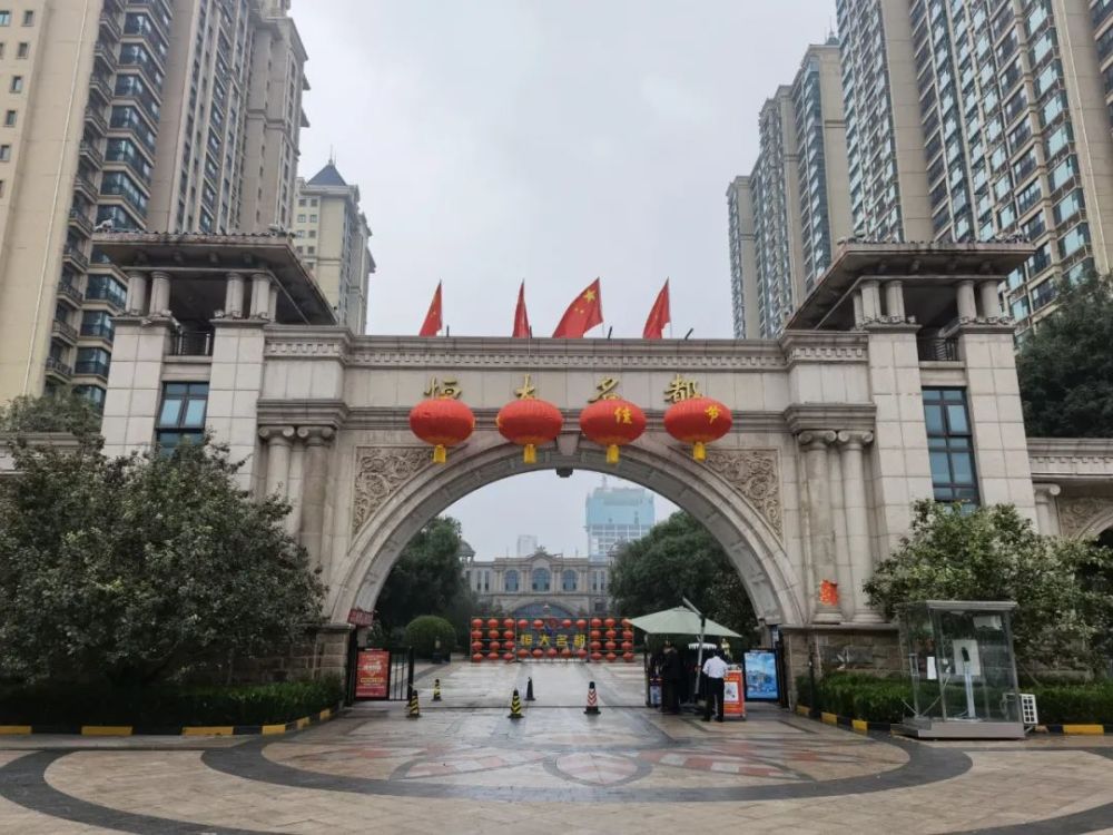 6的容积率,5栋住宅,800多户,立面风格和景观设计就不谈了,石家庄恒大