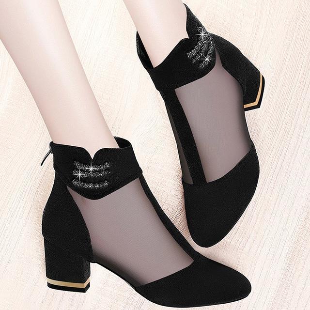 中跟粗跟高跟鞋女春夏新款时尚缕空女鞋设计大胆而大气,视觉效果丰富