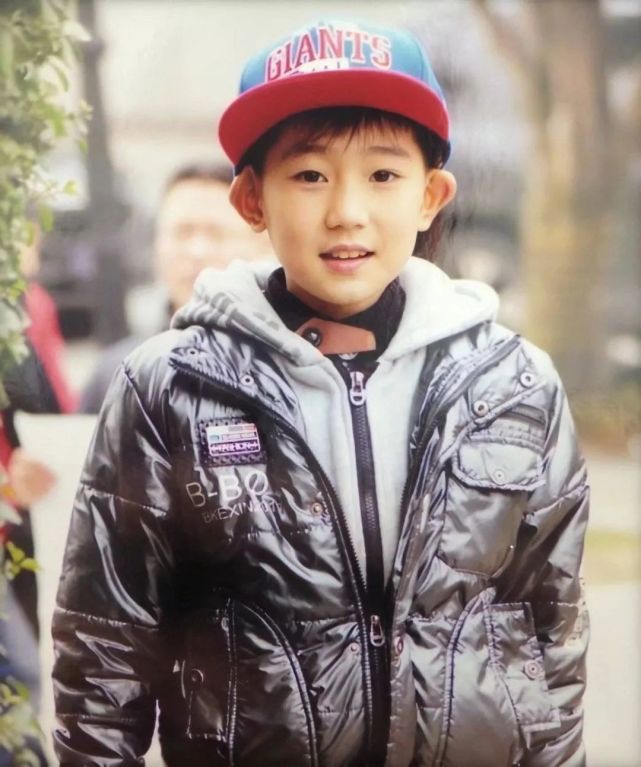 另外,王源的唱歌功力也是了得,学校练合唱,老师在一众小奶音中挑选出