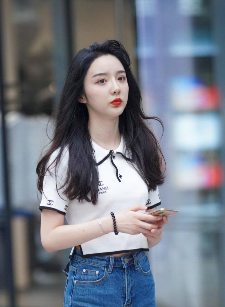 美女这身搭配做到了以简单为主显得清爽大方