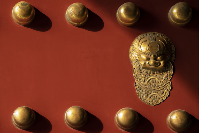 故宫有扇门俗称"鬼门",连门钉都是阴数,旧时皇帝不敢走,现在门口游客