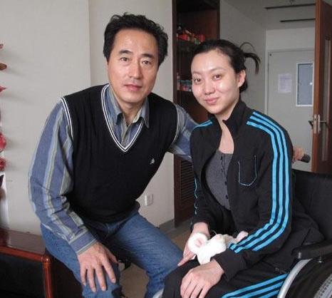 2008年,刘岩从3米高空坠落,终身残疾,她现在的状况如何?_腾讯新闻