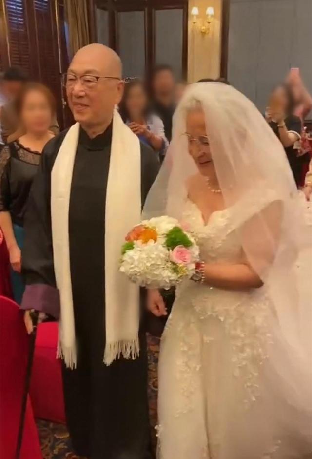 78岁老艺术家乔榛办金婚庆典与妻重现婚礼精神矍铄已抗癌36年