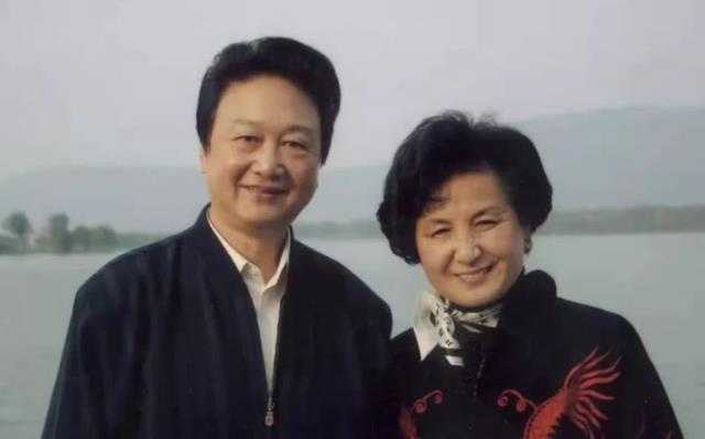 希望在妻子的陪伴下乔榛能健健康康,幸福快乐!