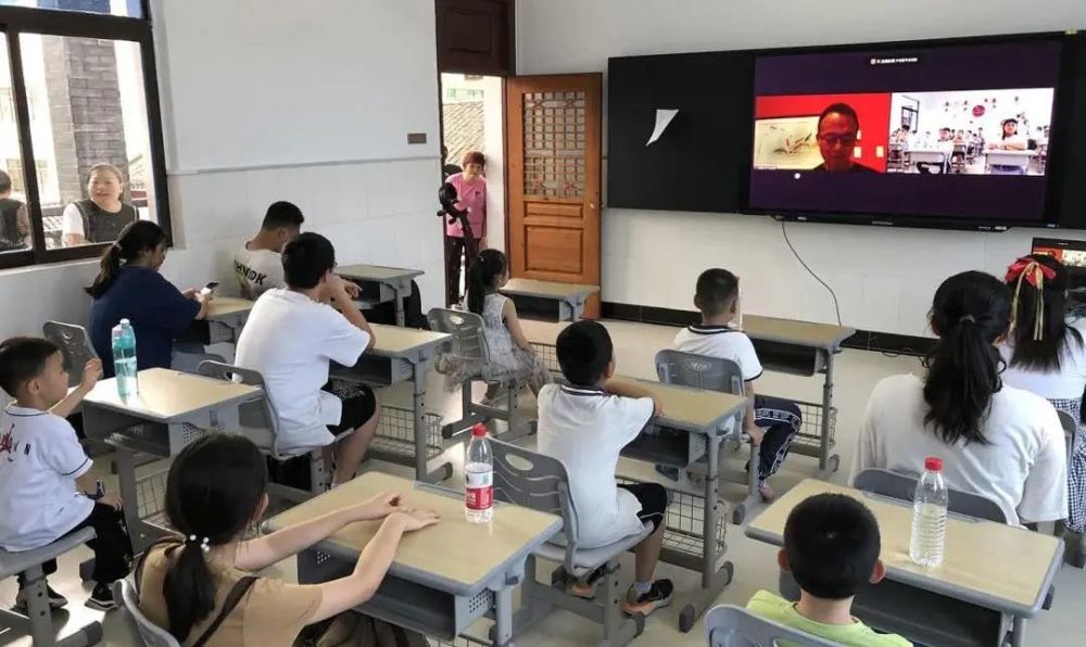 90后校友办中文学校:希望将中国文化传播到世界的每个角落