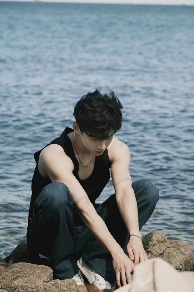 白敬亭海边踏浪照肌肉线条太给力又欲又有少年感