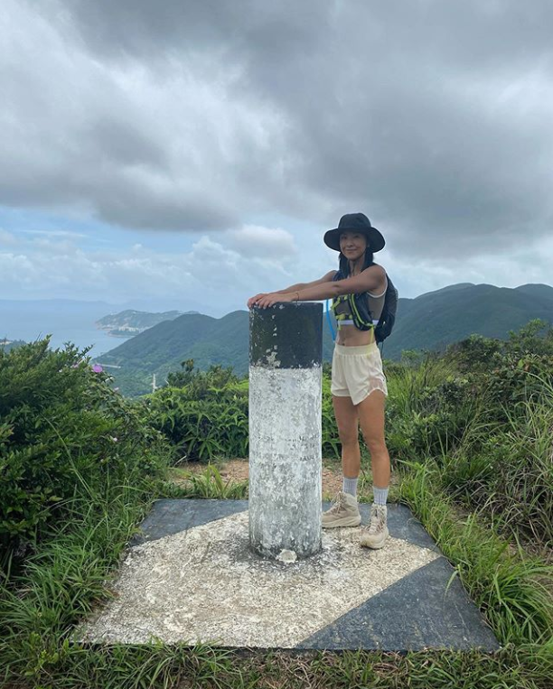 陈奕迅太太晒牵手照为17岁女儿庆生，徐濠萦母女长相如复制粘贴