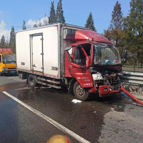 沈海高速瑞安段四车连环追尾一人被困 消防紧急救援