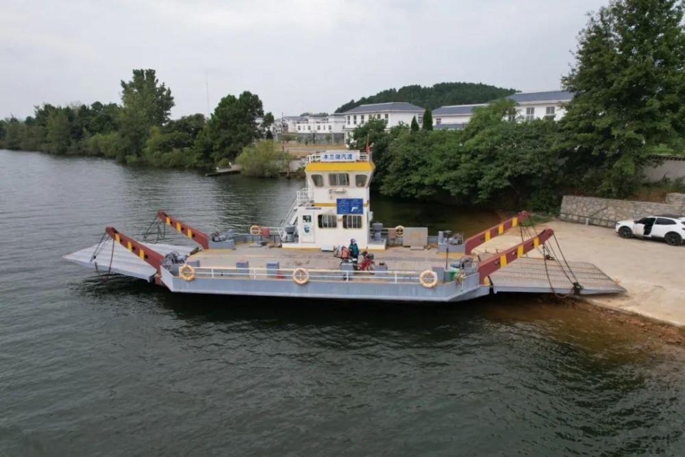 坐汽渡走山路140公里的山村邮路上有朵木兰花