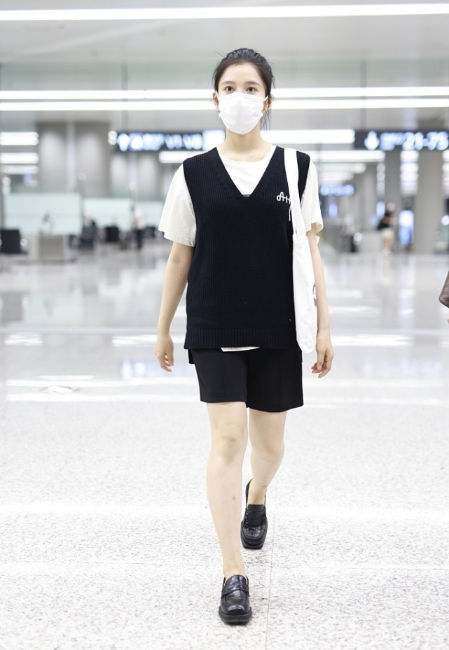 "周迅接班人"张婧仪气质真好,素颜出镜毫无压力,穿搭轻松惬意