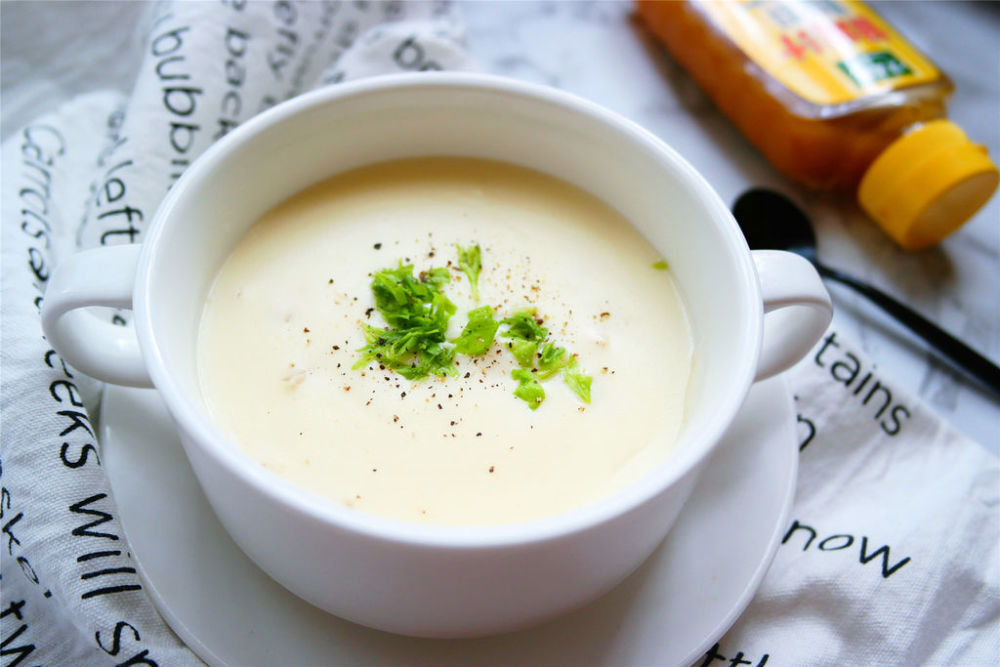 鸡茸奶油蘑菇汤这样做,汤汁浓郁鲜美,口感爽滑还不腻_腾讯新闻