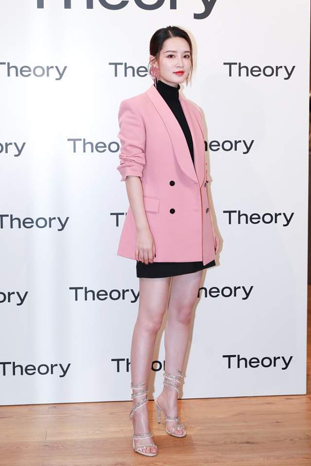 学昆曲出身的李沁气质真好,休闲穿搭好时尚,举手投足都是魅力_腾讯