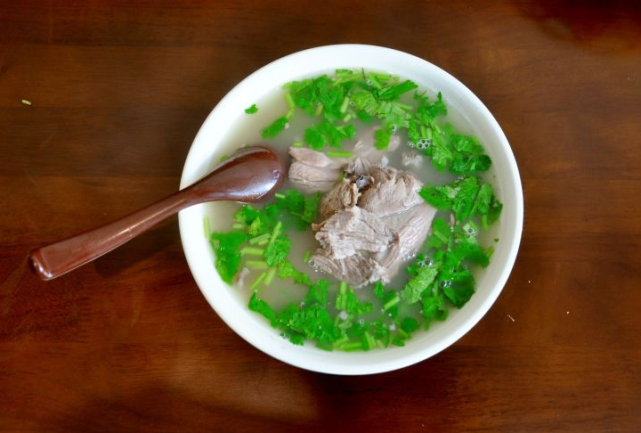 平泉羊汤"金凤扒鸡"采用独特的制作工艺,经十二道工序精制而成,采用