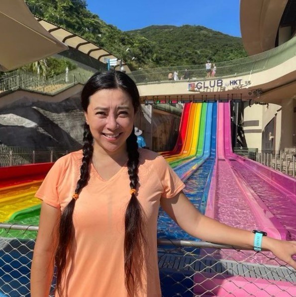 51岁郭芙傅明宪罕见露面穿t恤变胖背厚手臂粗扎麻花辫难掩老态