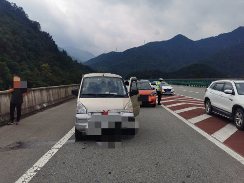 高速上两小车司机违停打架斗殴因一车违规变道