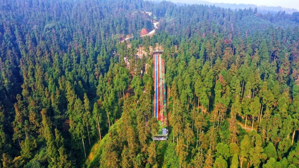 玉屏山景区玉屏山,古名云占山,地处洪雅县西南30公里,南临花溪河,北接