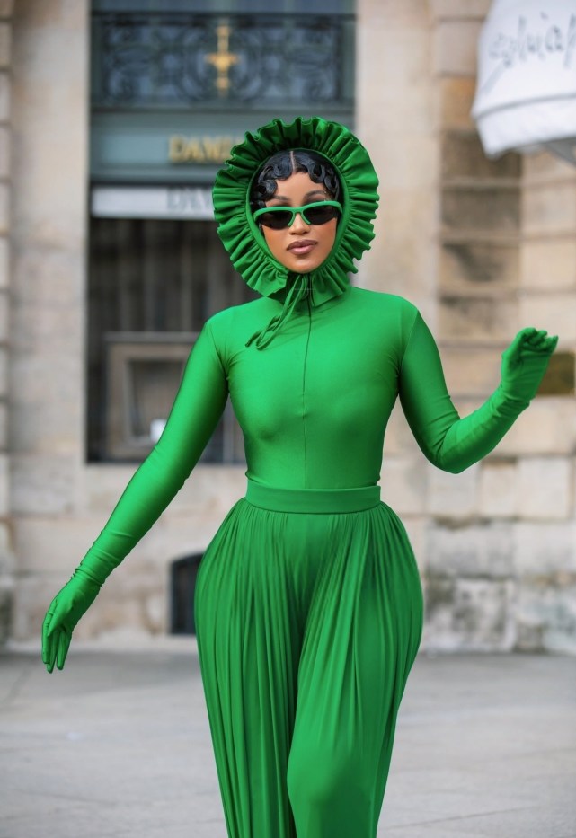 卡迪b奇装异服现身巴黎街头从头绿到脚宛如行走的植物