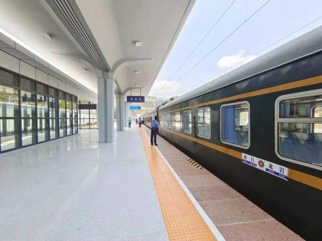 到清流站坐火车的乘客,请提前时间到站等候!