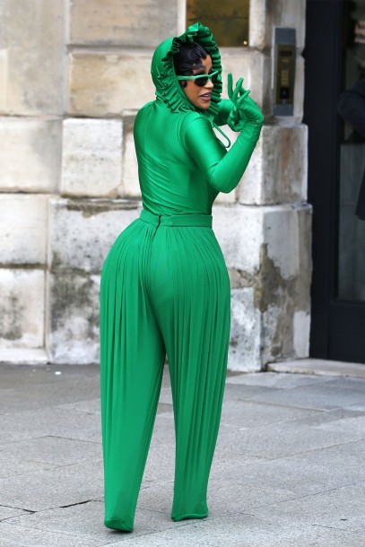 卡迪b奇装异服现身巴黎街头从头绿到脚宛如行走的植物