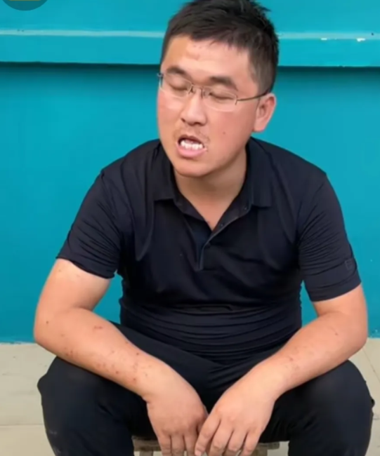 姜涛蹲坐在地,把自己活活给作凉的网红_腾讯新闻