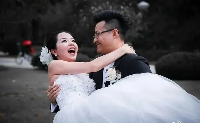 退圈第二年,谢元真就结婚了,还晒了结婚照!