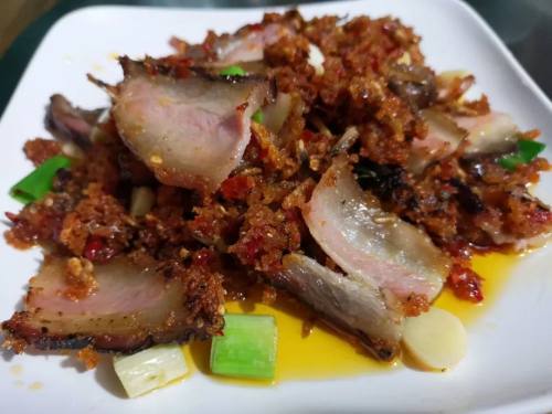 是黔江的一道特色下饭菜渣海椒炒五花肉"倒匍坛"腌制技术隔氧发酵沿用