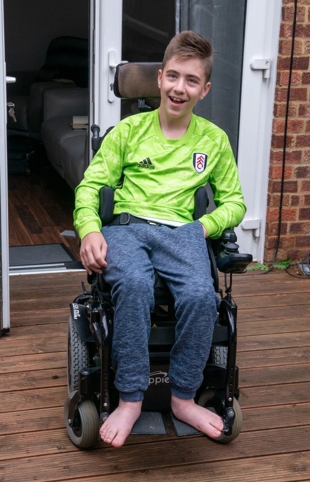 脑瘫男孩晒自己扑救视频遭网暴富勒姆直接将他选为第四门将