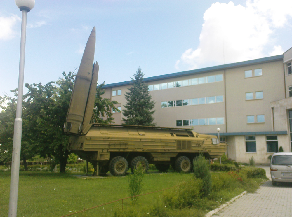 在冷战中后期,美国陆军通过装备一定数量的"潘兴ii"导弹和陆基部署的"