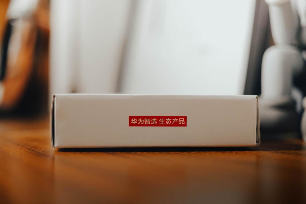 在包装盒的侧面还有"华为智选,生态产品"的字眼.