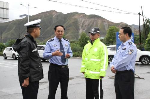 武都区公安局交警大队开展道路交通安全隐患排查工作_腾讯新闻