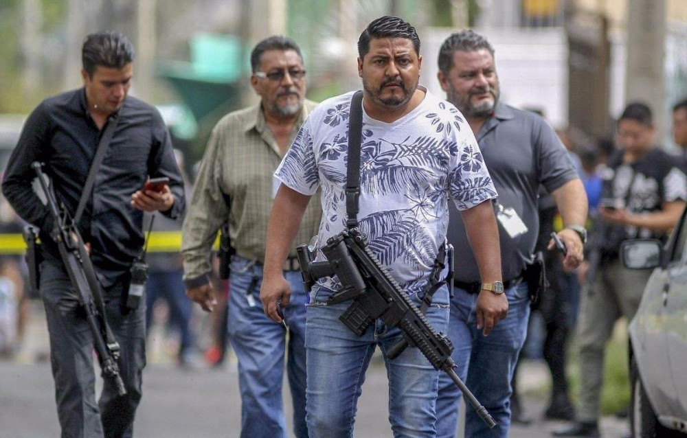 墨西哥毒枭处决大批俘虏逼着下跪挨个枪毙还扔到市长门口示威