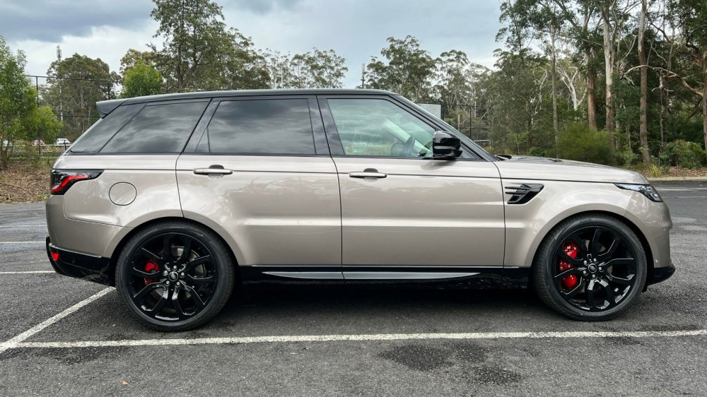很难不看到 range rover sport 的魅力——它是标志性的 range rover