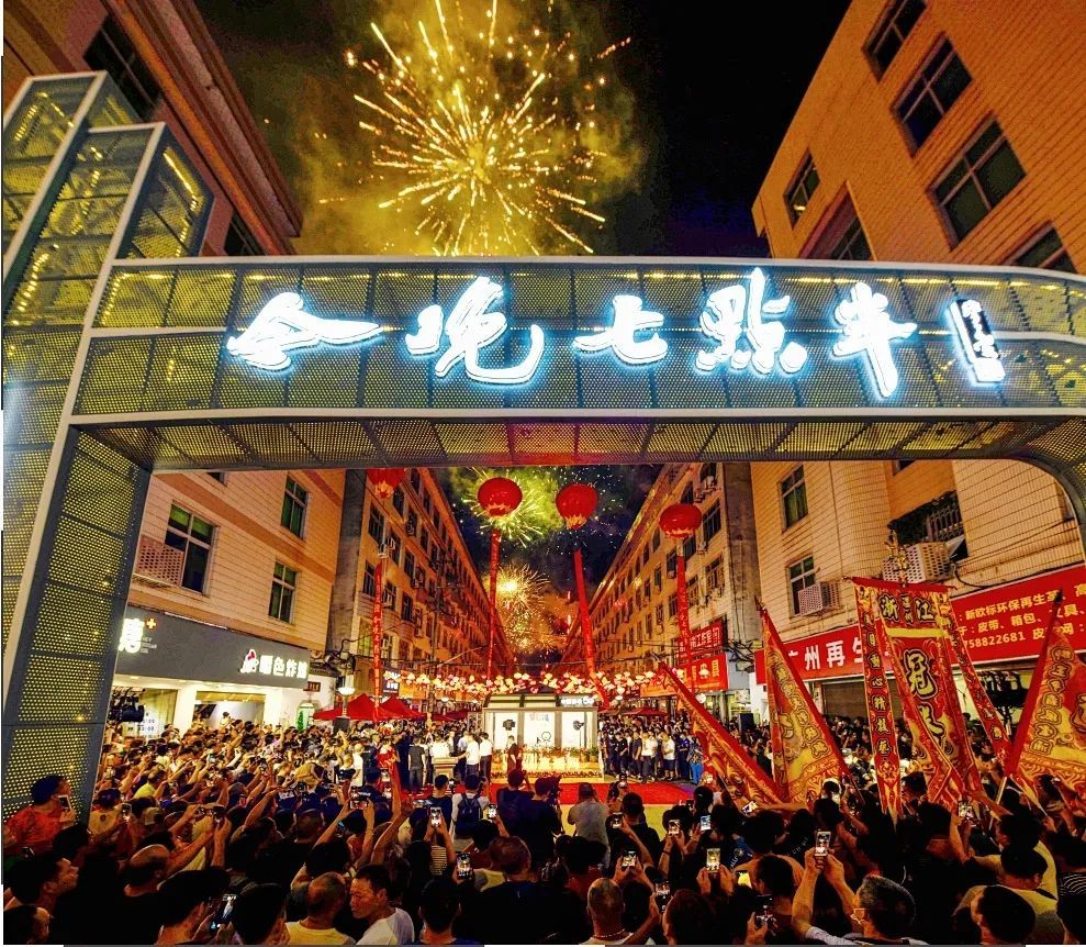 从头到尾人来人往川流不息,夜市以地方特色美食小吃,儿时记忆文创,街