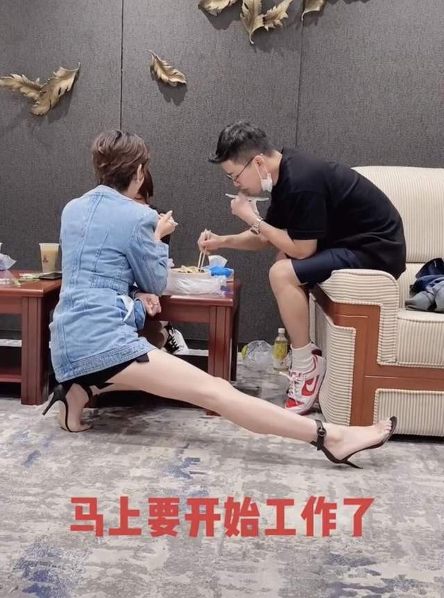 主持人李好与老婆吃快餐，晓敏半蹲秀大长腿，脚上穿恨天高仍轻松