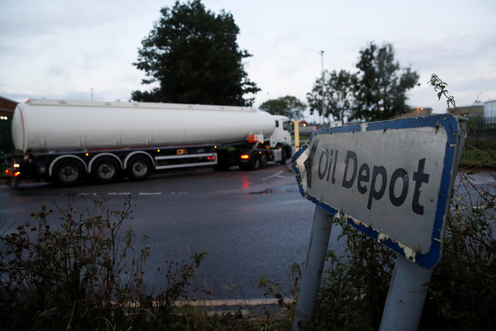 10月4日,一辆油罐车驶向英国赫默尔亨普斯特德的一个油库区.